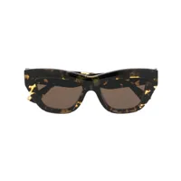 bottega veneta eyewear lunettes de soleil à monture papillon - marron